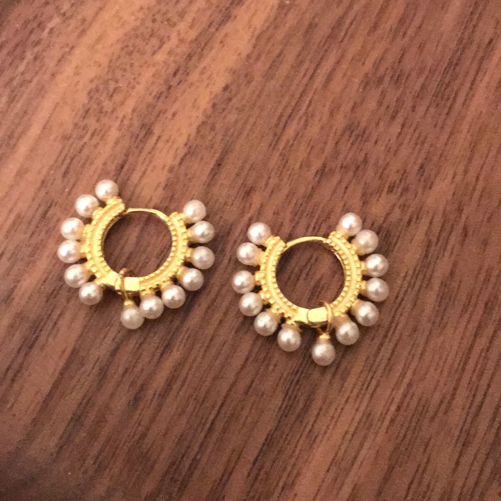 Round pearl and gold earrings